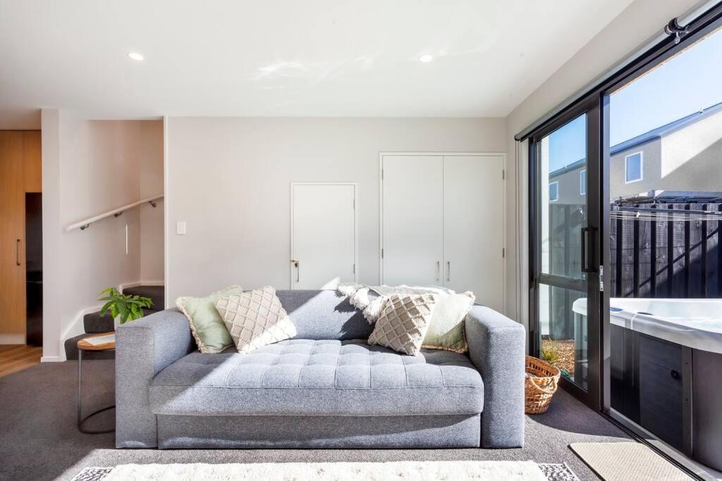 크라이스트처치 Stylish Townhouse With Hot Tub 아파트 외부 사진