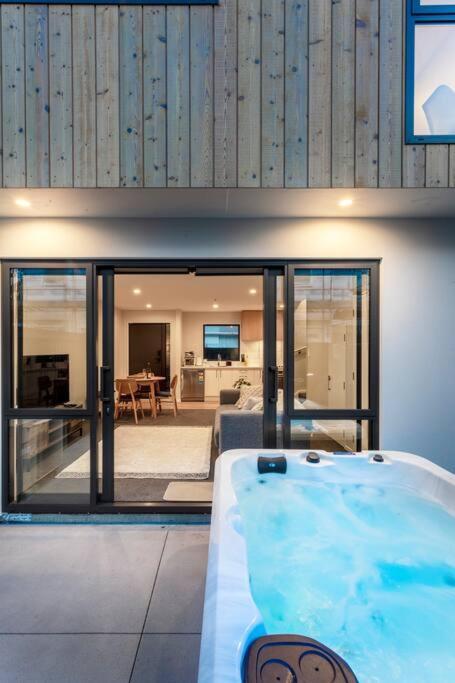 크라이스트처치 Stylish Townhouse With Hot Tub 아파트 외부 사진