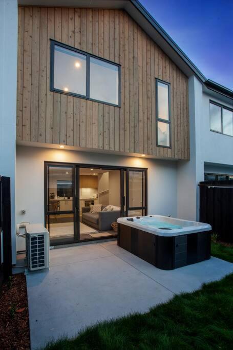 크라이스트처치 Stylish Townhouse With Hot Tub 아파트 외부 사진