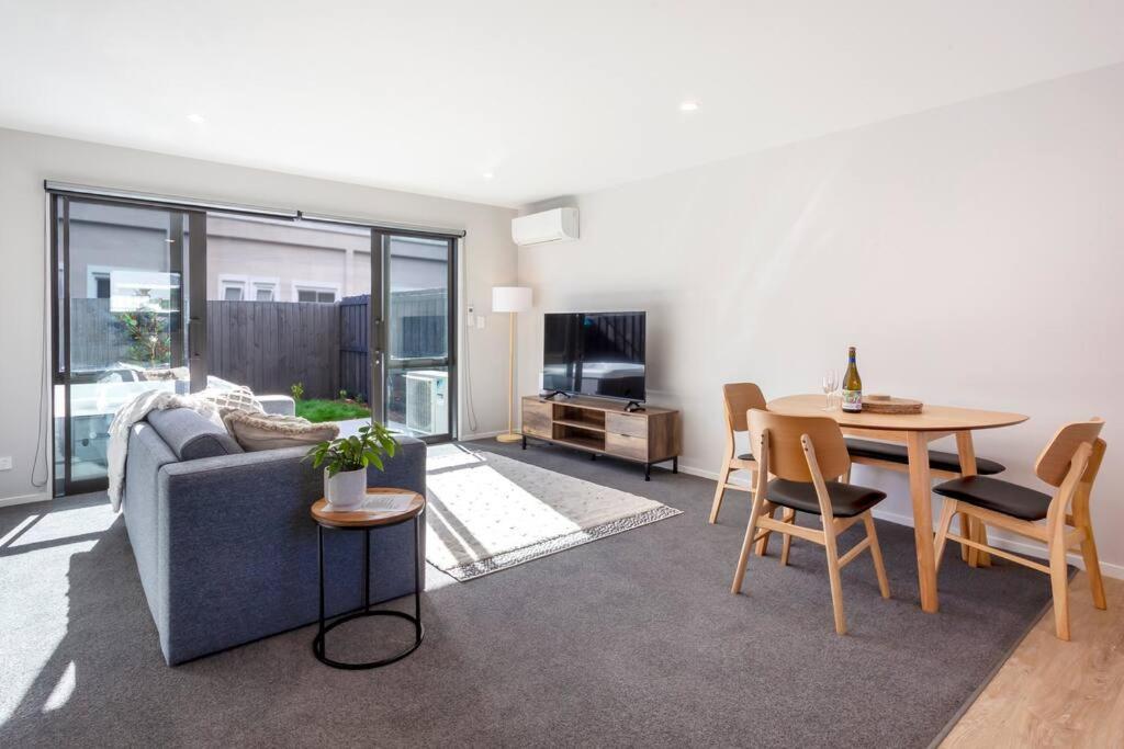 크라이스트처치 Stylish Townhouse With Hot Tub 아파트 외부 사진