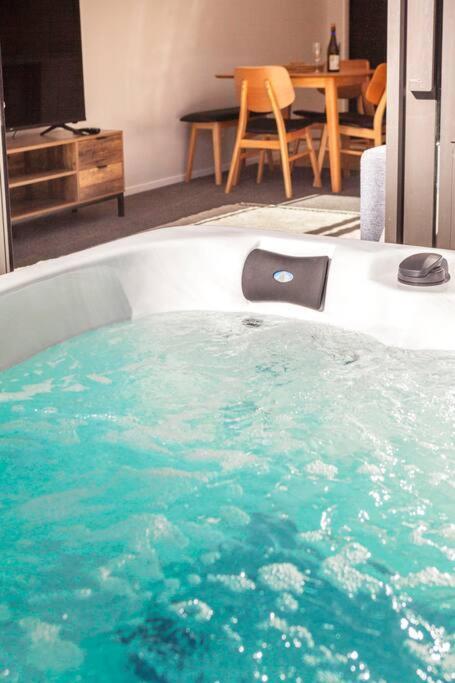 크라이스트처치 Stylish Townhouse With Hot Tub 아파트 외부 사진