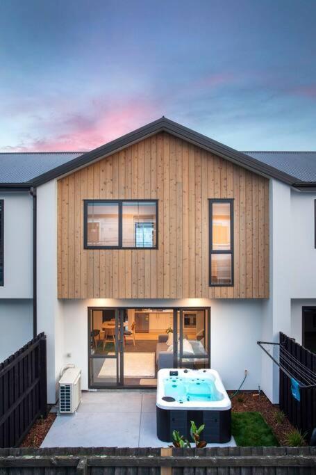 크라이스트처치 Stylish Townhouse With Hot Tub 아파트 외부 사진